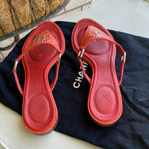 COPY - CHANEL CORAL LEATHER/SILVER CC LOGO EMBELLISHED PADDED THONG SANDAL | 3… - Picture 2 of 7